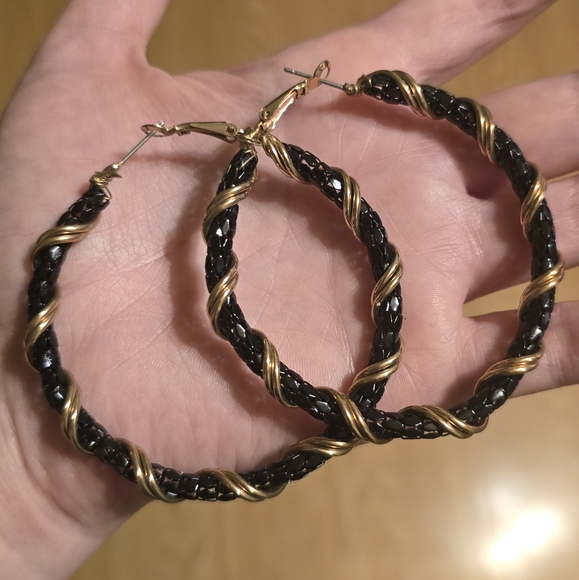 🖤 Black Scalemail Hoop Earrings - Picture 3 of 7